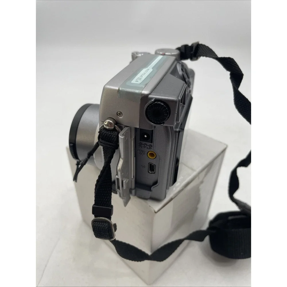 Olympus Camedia C-4000 Zoom 4MP Digital Camera 3X Zoom+Battery+Strap+Case-TESTED